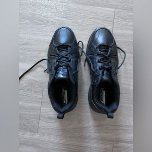 Black New Balance, slip resistant tennis shoes size men’s 11.5
